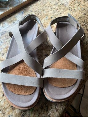 Merrell Women's Taupe-Strap Crisscross Comfort Sandals